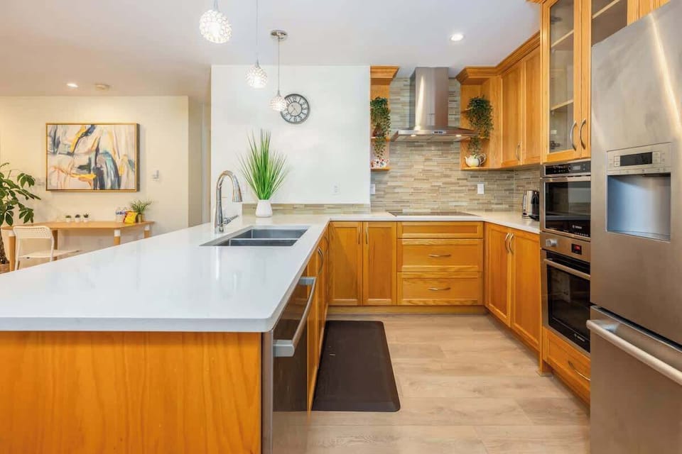 Our primary kitchen is modern, bright, and fully equipped with an electric stove, oven, refrigerator, and all the essentials. It's the perfect clean and convenient space for preparing your daily meals, breakfasts, and morning coffee.