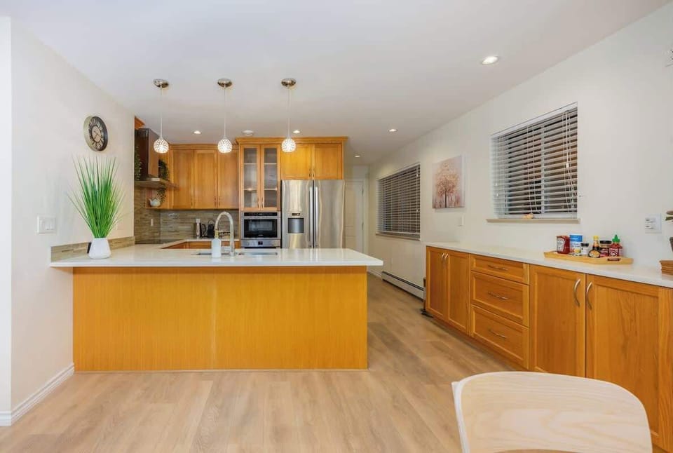 Our primary kitchen is modern, bright, and fully equipped with an electric stove, oven, refrigerator, and all the essentials. It's the perfect clean and convenient space for preparing your daily meals, breakfasts, and morning coffee.