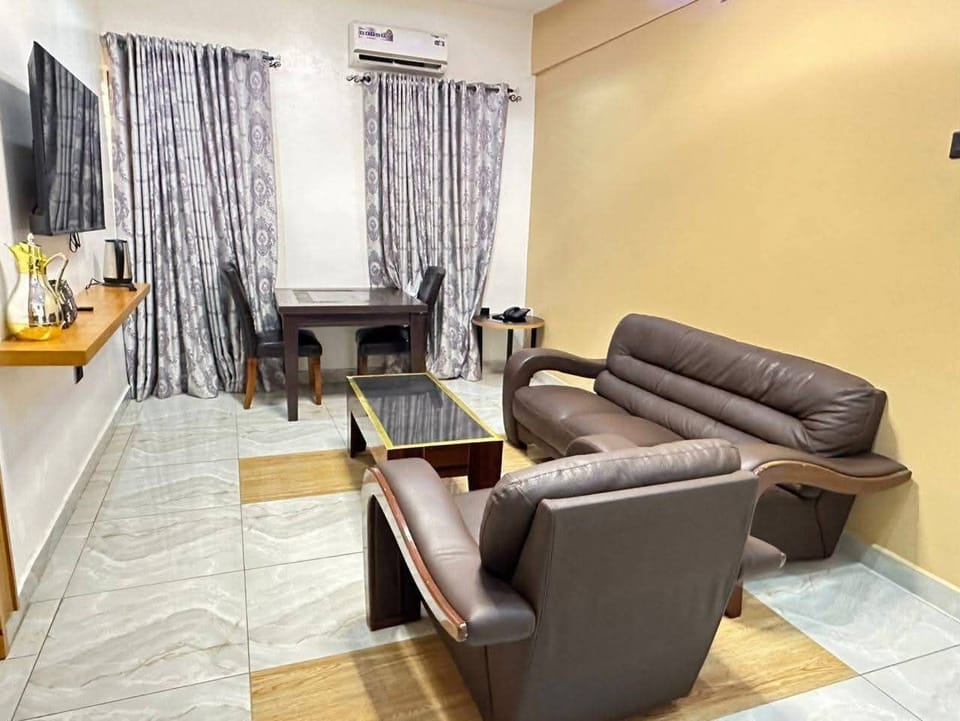 Family Double or Twin Room, City View | Living area