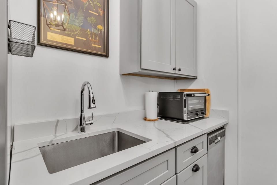 104_Scudder_Ln_Wimberley_TX_78676_USA-Kitchen-IMG_3214