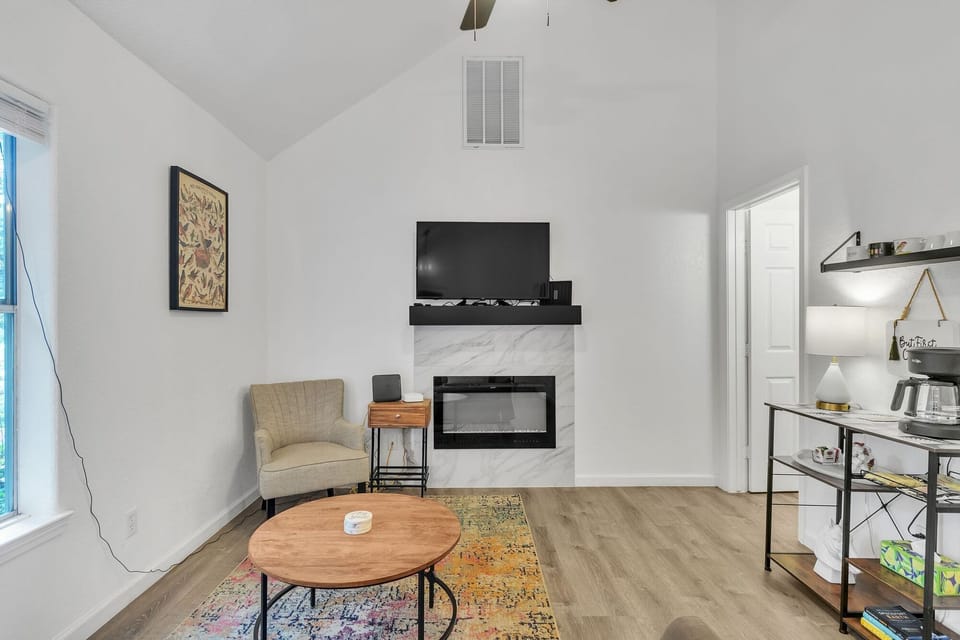 104_Scudder_Ln_Wimberley_TX_78676_USA-Living_room-IMG_3060