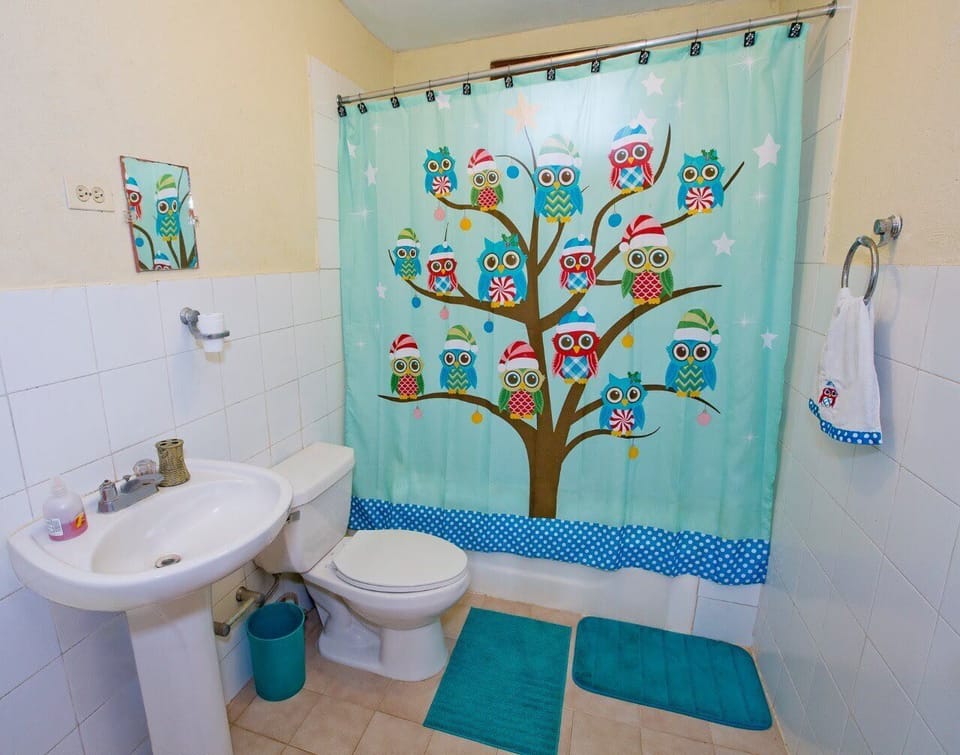 Family Cottage, Courtyard View | Bathroom | Free toiletries, towels, soap, shampoo