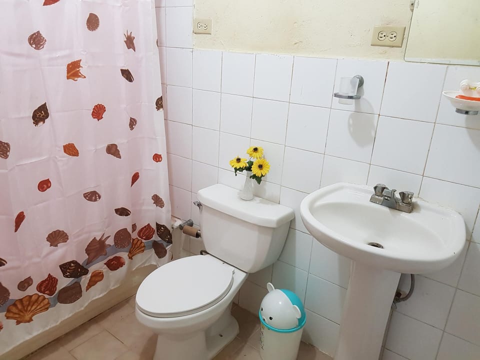 Family Cottage, Courtyard View | Bathroom | Free toiletries, towels, soap, shampoo