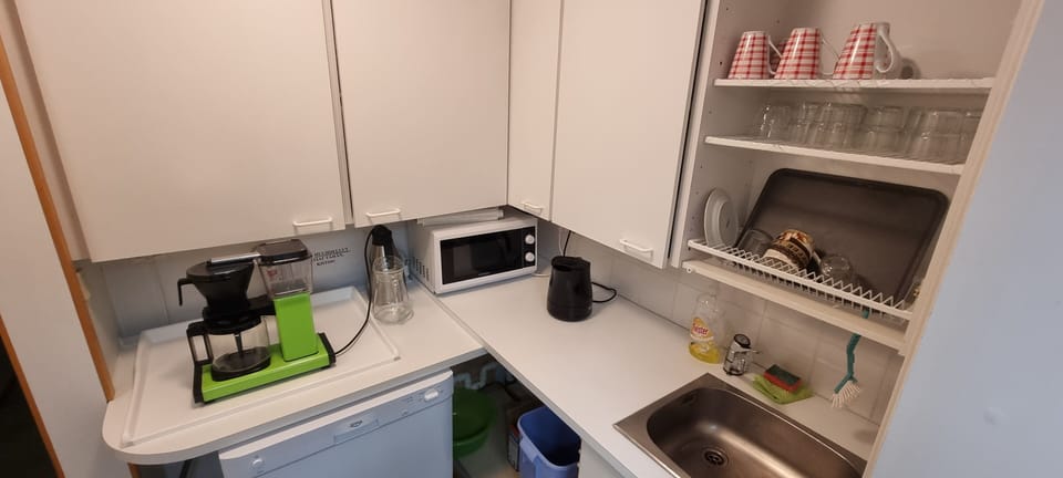 Comfort Single Room, Garden View | Shared kitchen facilities | Mini-fridge, microwave, oven, dishwasher