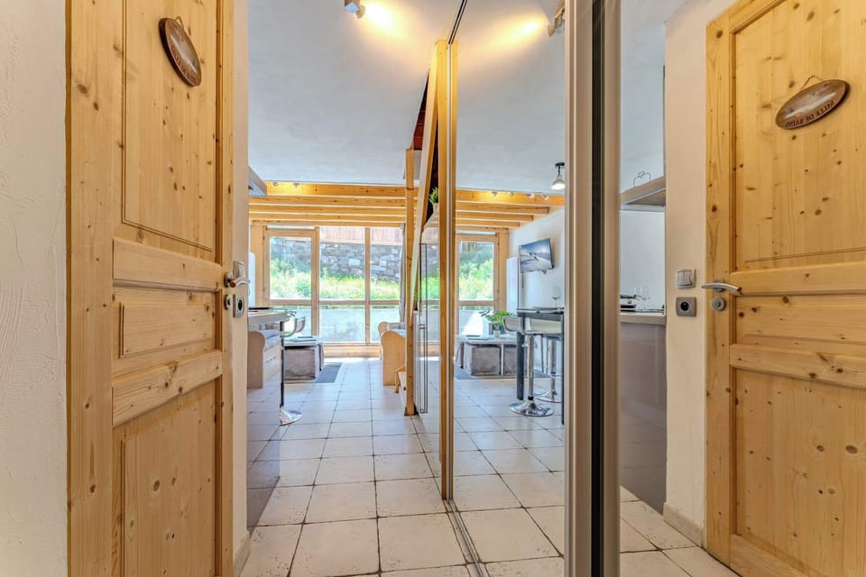 Laissez entrer la lumière et la nature ! Un espace lumineux et cosy pour se ressourcer après le ski, à deux pas des pistes et du centre station.