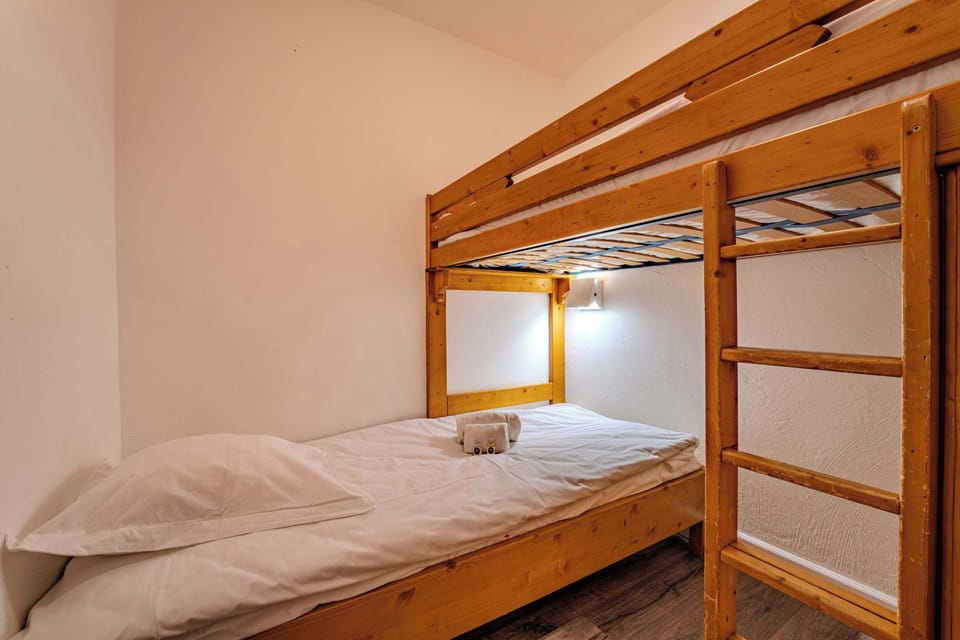 Cozy bunk room — family-friendly sleeping for kids or friends, fresh linens provided, perfect base for Val Thorens skiing holidays.