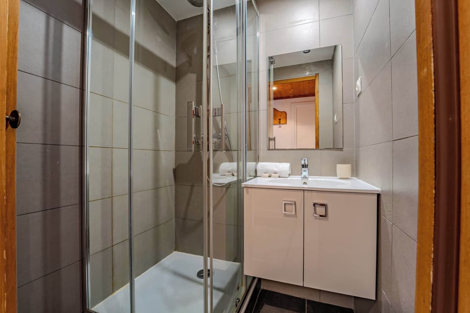 Modern shower room — bright, clean bathroom with walk-in shower and vanity; ideal after a full day on the pistes in the Three Valleys.