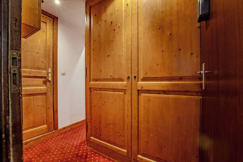 Step into our Val Thorens ski-in/ski-out apartment on Rue du Soleil—warm wood finishes and alpine charm welcome you to the 3 Vallées.