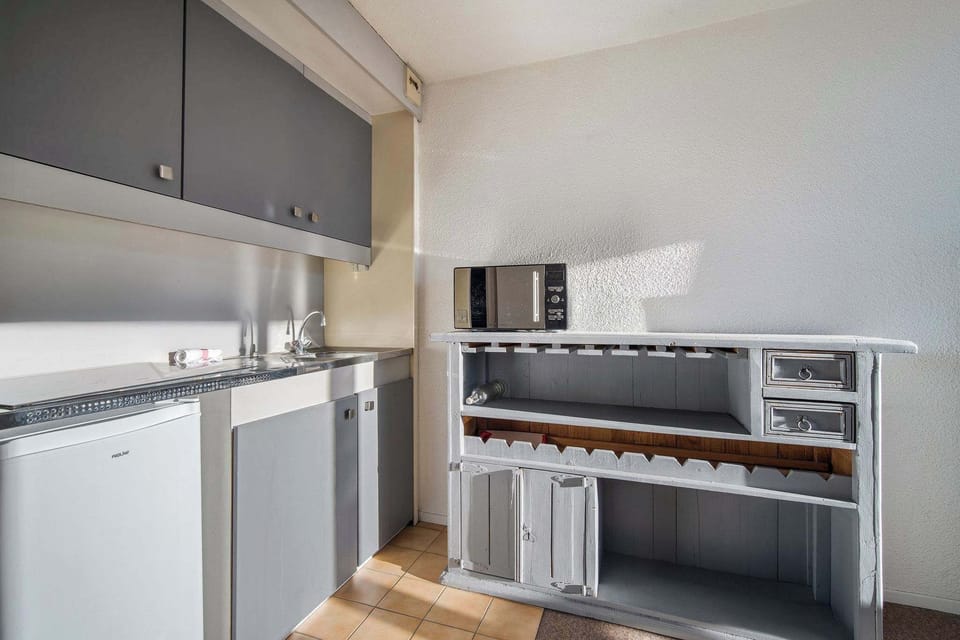 Everything you need for your ski holiday — microwave, fridge, sink, cookware, and storage.