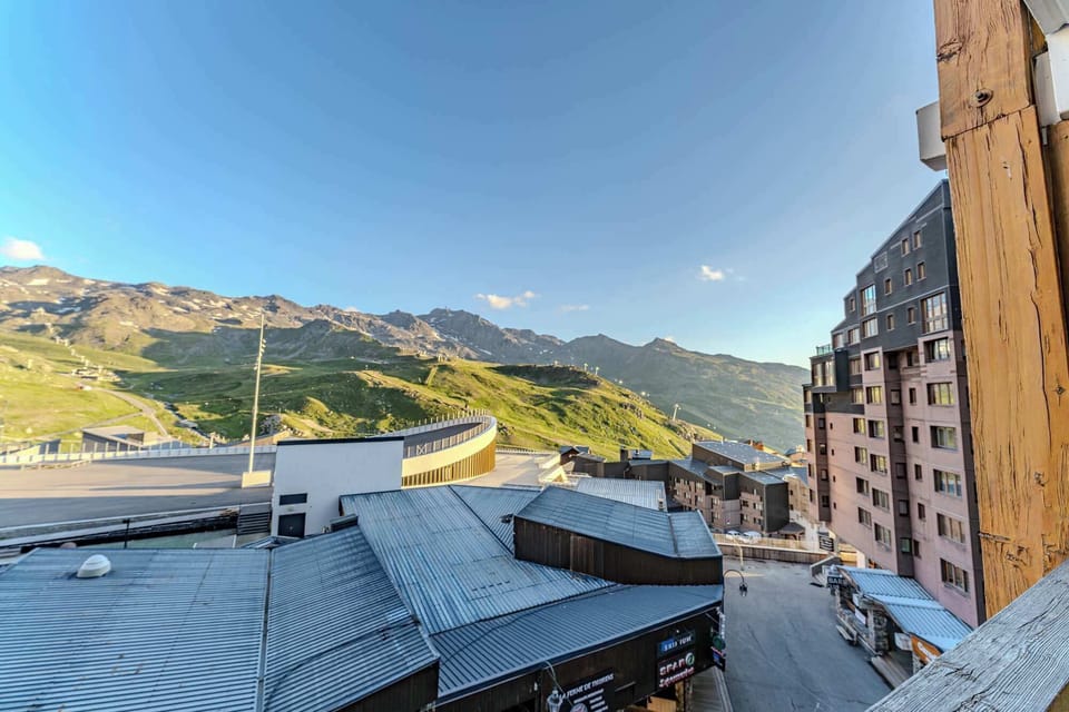 Every glance outside rewards you with stunning 3 Vallées views. Feel connected to the mountains from sunrise to sunset.