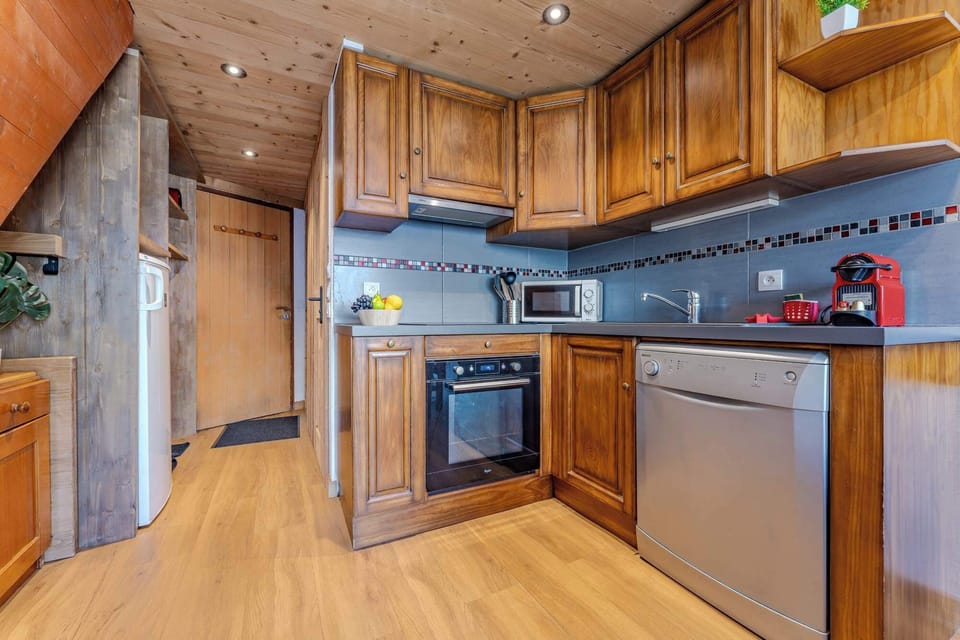 Authentic alpine charm meets convenience – your home-cooked meals in the heart of Val Thorens await.