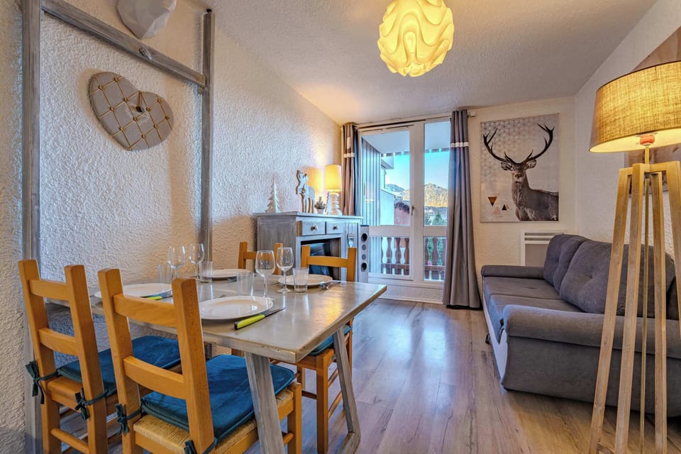 Open-plan layout connecting living, dining, and kitchen — practical design for ski holidays right on the slopes.