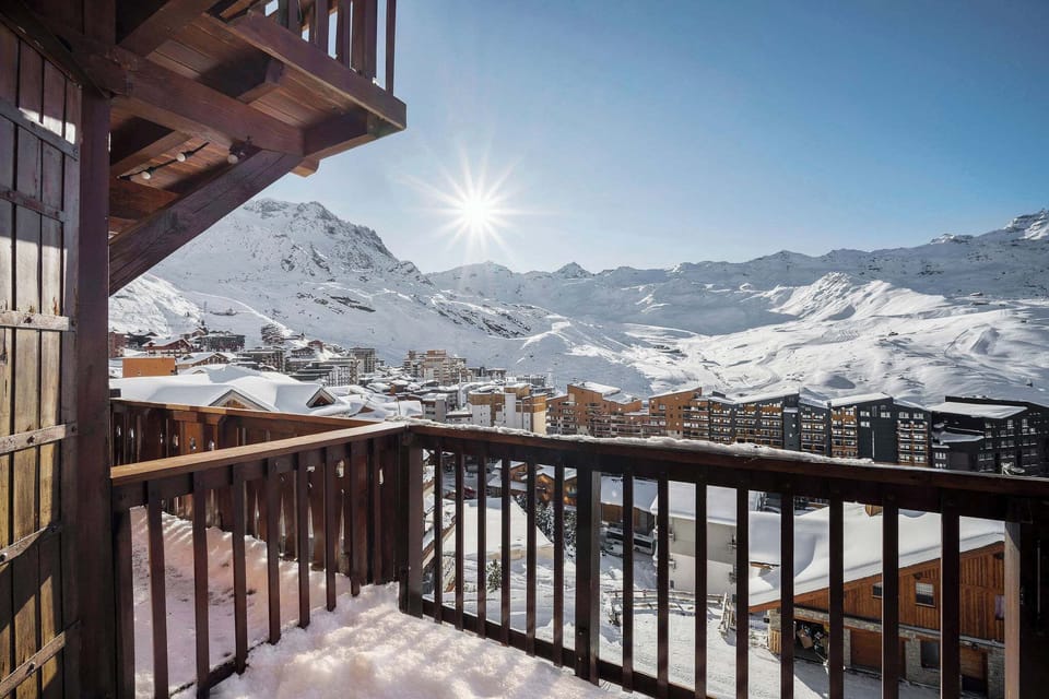 Enjoy the soft glow of alpine mornings in this elegant ensuite room. Perfect for après-ski relaxation after a day on the slopes.
