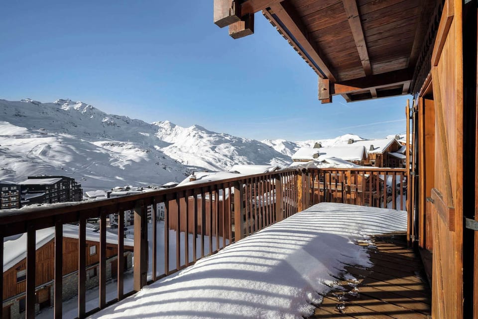 Enjoy the soft glow of alpine mornings in this elegant ensuite room. Perfect for après-ski relaxation after a day on the slopes.