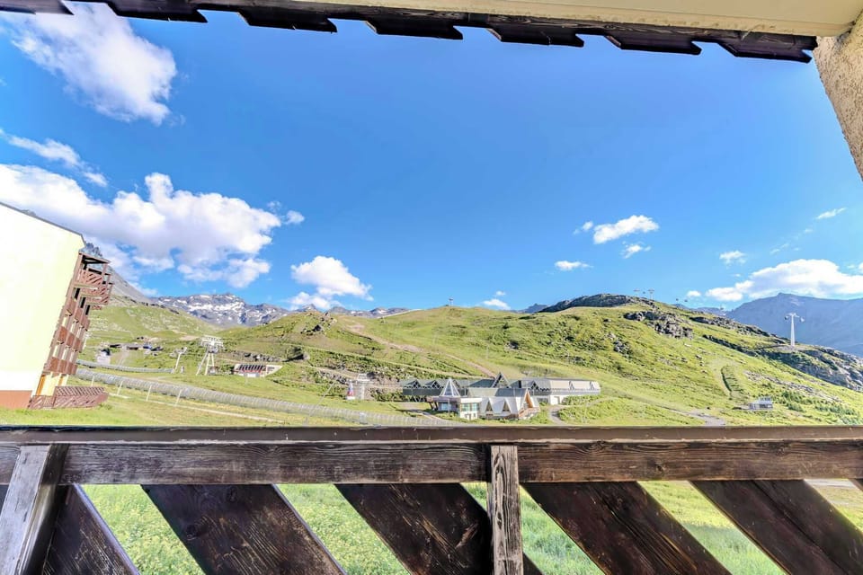 Breathtaking balcony view over Val Thorens and Les 3 Vallées — wake up to the beauty of the Alps every day.
