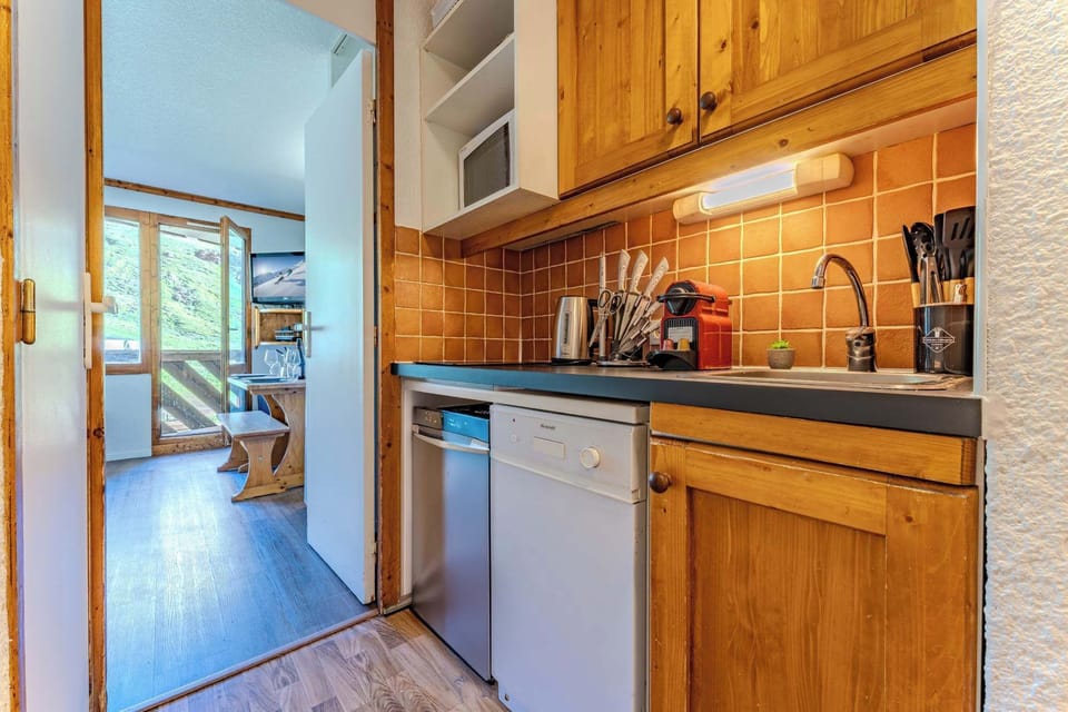 Fully equipped kitchen with coffee machine, raclette set, and all cooking essentials — enjoy home-cooked meals after skiing Les 3 Vallées.