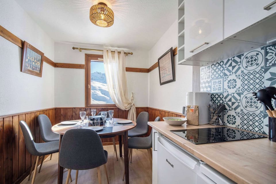 Bright dining area with mountain-view window — ideal for family breakfasts before hitting the slopes.