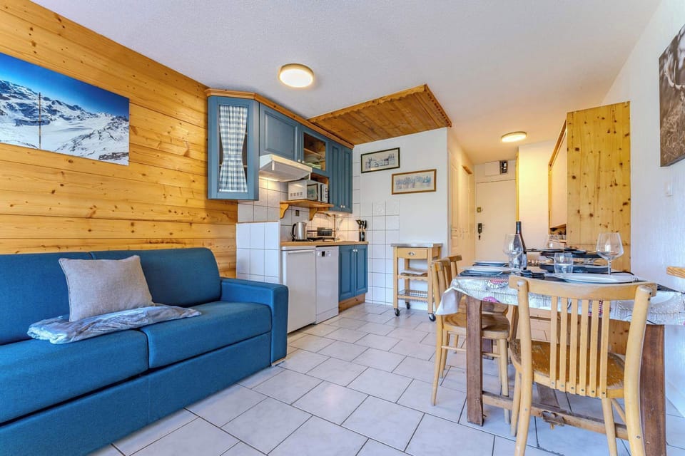 Warm alpine style with a fully equipped kitchen, dining space, and sofa-bed — ideal for relaxing evenings.