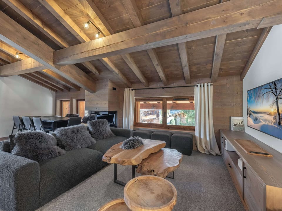 Cathedral-style living room with exposed beams — luxury, space and serenity in the heart of Megève’s most exclusive neighborhood.