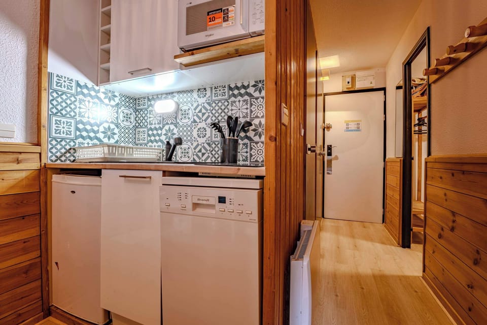 Fully equipped kitchenette with dishwasher, microwave and utensils — Val Thorens ski apartment, Rue du Soleil, ideal for easy meals after the slopes.