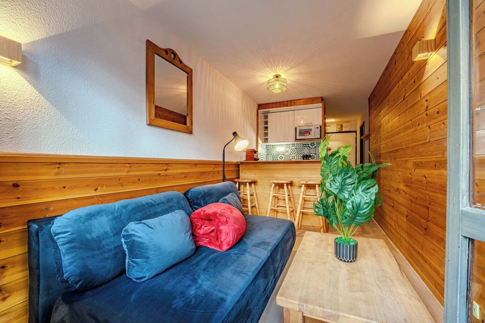 Cozy lounge area, alpine décor and smart TV — family-friendly Val Thorens ski apartment on Rue du Soleil. Ski in out. 