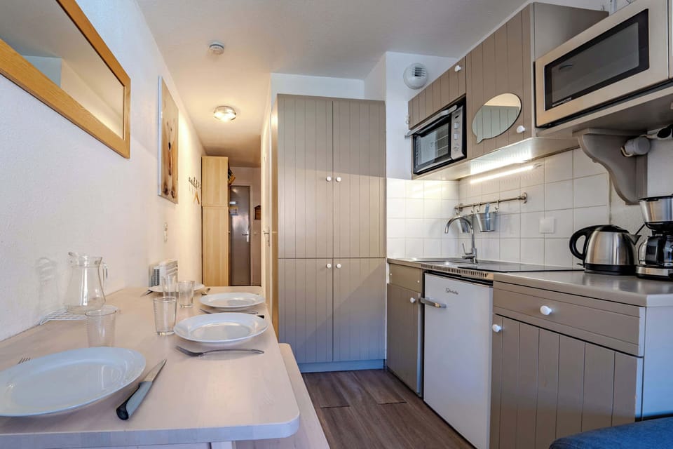 Fully equipped kitchenette: microwave/oven, hob, fridge, coffee makers — compact and practical for ski holidays in Val Thorens.