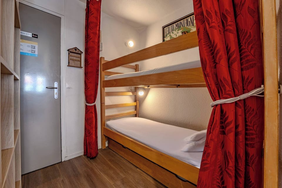 Val Thorens Rue de Caron studio — cozy bunk-bed alcove with privacy curtains; family-friendly ski-in/ski-out area.