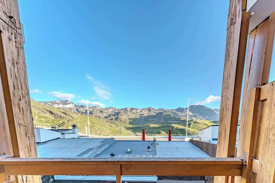 Start your day with breathtaking panoramic views of the Alps — right from your private balcony in the heart of Val Thorens. A true ski-in/ski-out experience!