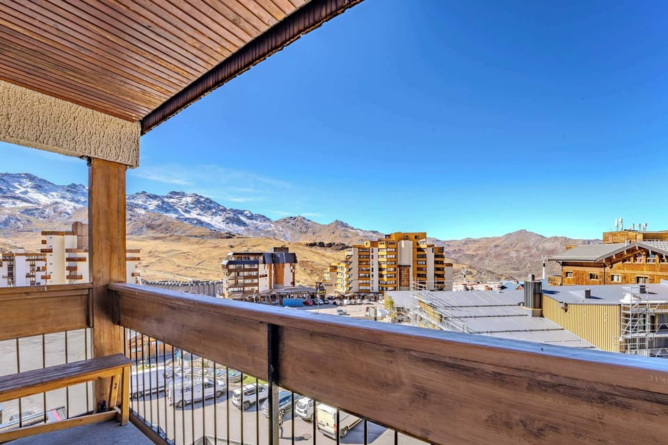 Private balcony panoramic view over village, lifts and pistes—prime ski-in/ski-out location on Rue du Soleil; book your Val Thorens apartment now.