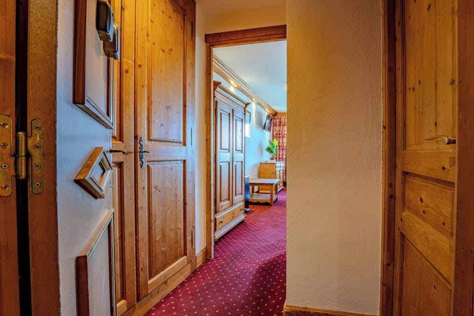 Warm alpine welcome – hallway leading to the living room of our ski-in/ski-out Val Thorens apartment on Rue du Soleil, perfect for family holidays in Les 3 Vallées.