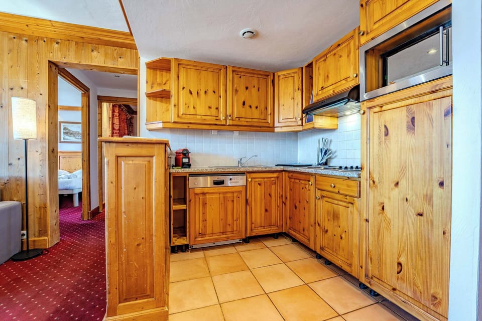 Fully equipped kitchen for self-catering in Val Thorens: oven, hob, microwave, dishwasher, Nespresso, raclette & toaster—ideal base for a ski holiday.