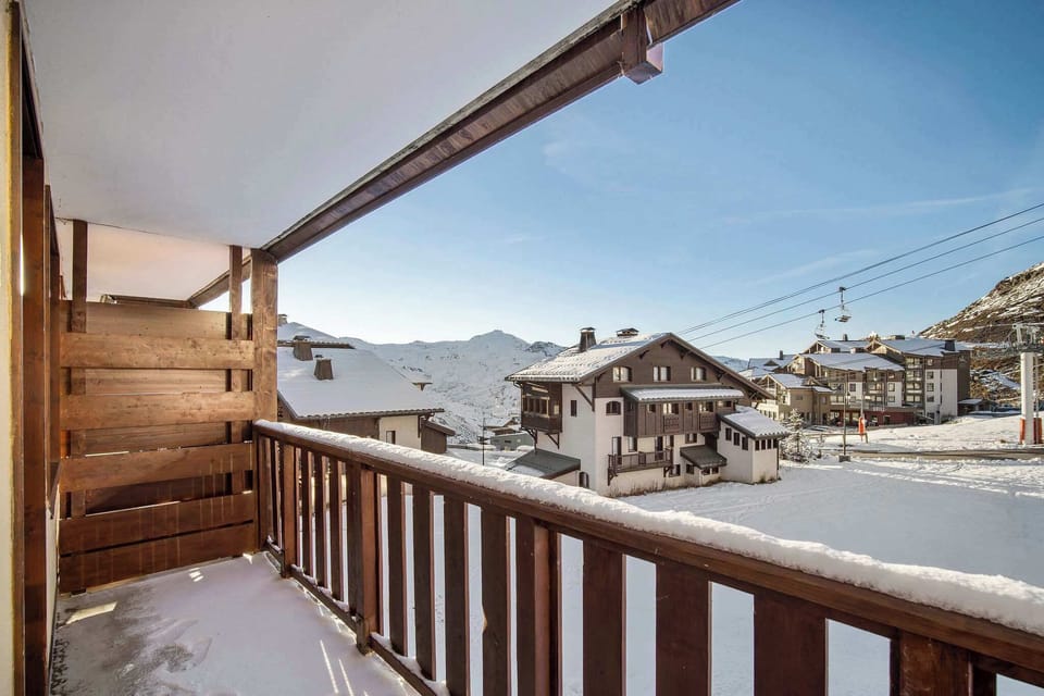 Wake up to breathtaking snow-covered peaks and watch skiers glide by from your private balcony in the heart of Val Thorens.