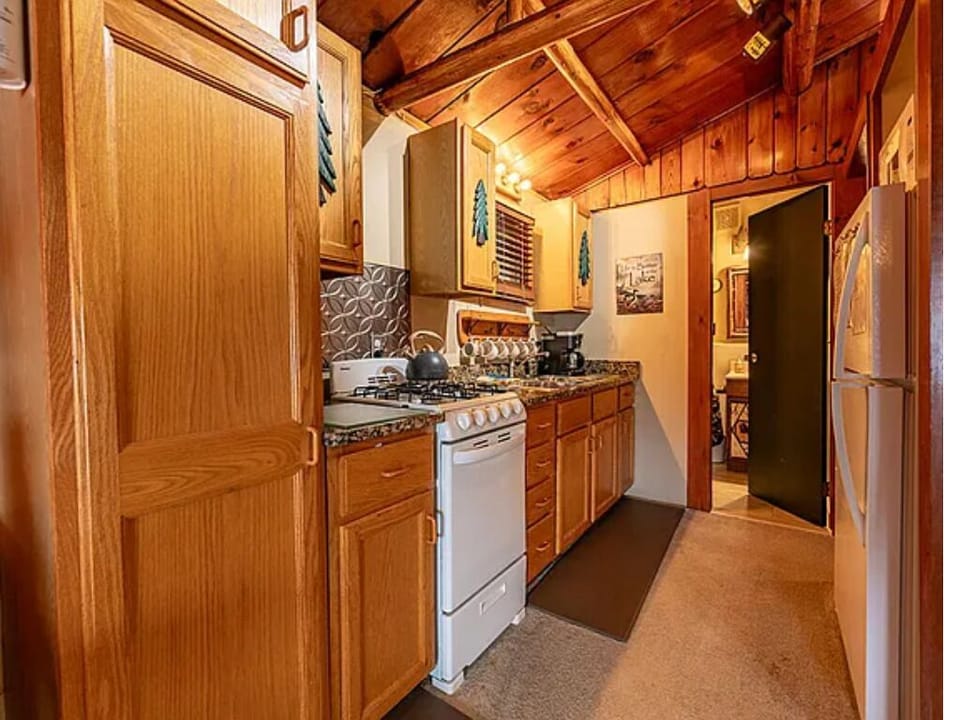 Loon Cabin - Kitchen fully stocked with cookware and serve ware, fridge, microwave, crockpot, blender, toaster, Keurig and drip coffee pots. 