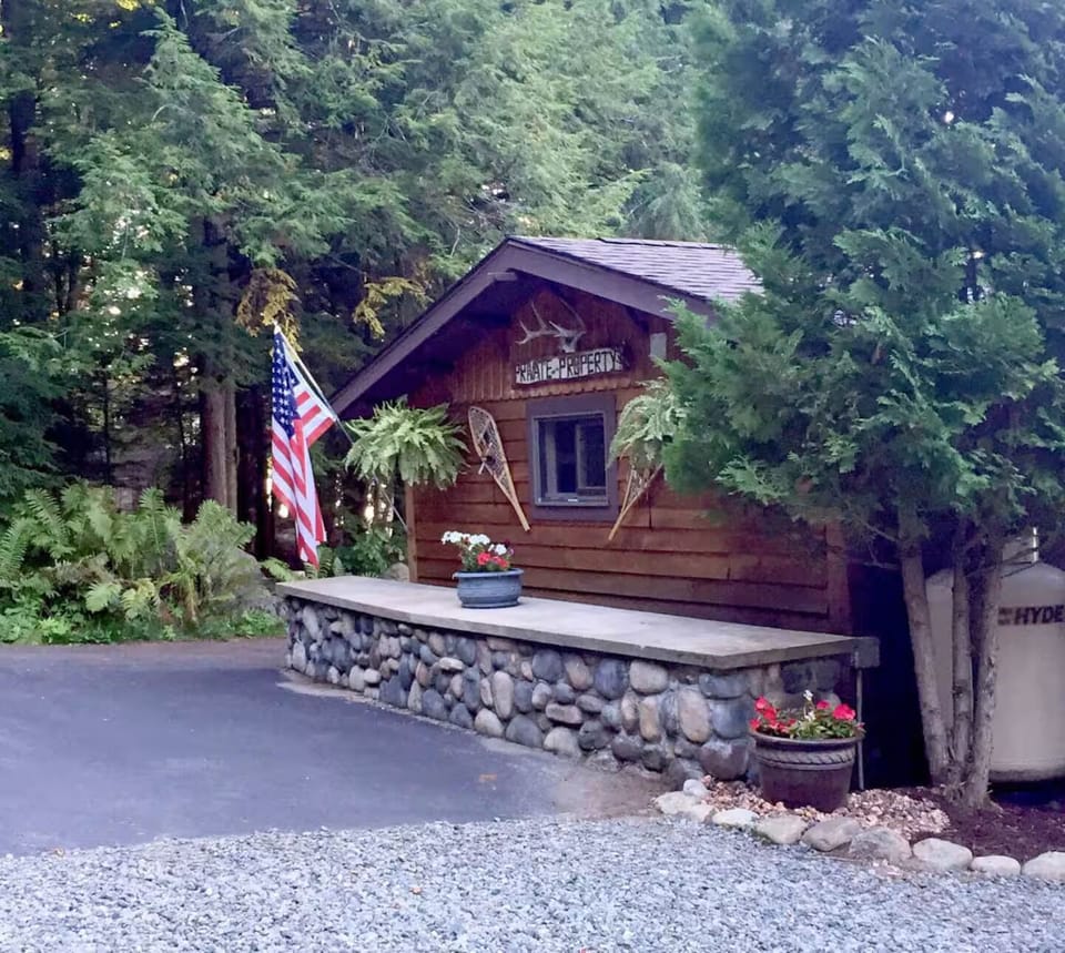 Loon exterior seen from parking area