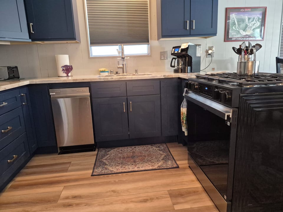 Open kitchen for easy access in the kitchen and adjacent living area.
