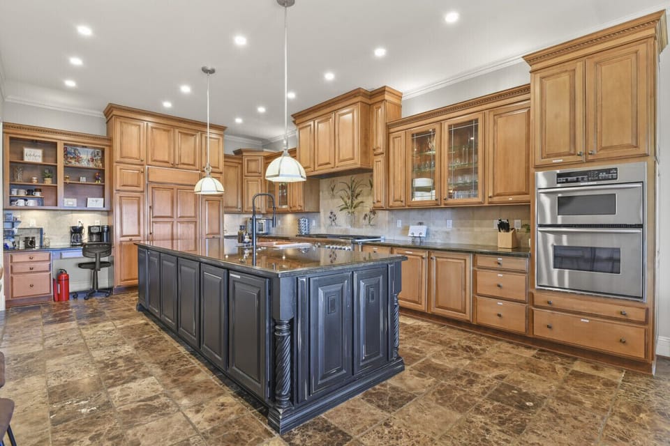 Spacious chef’s kitchen with everything needed to cook