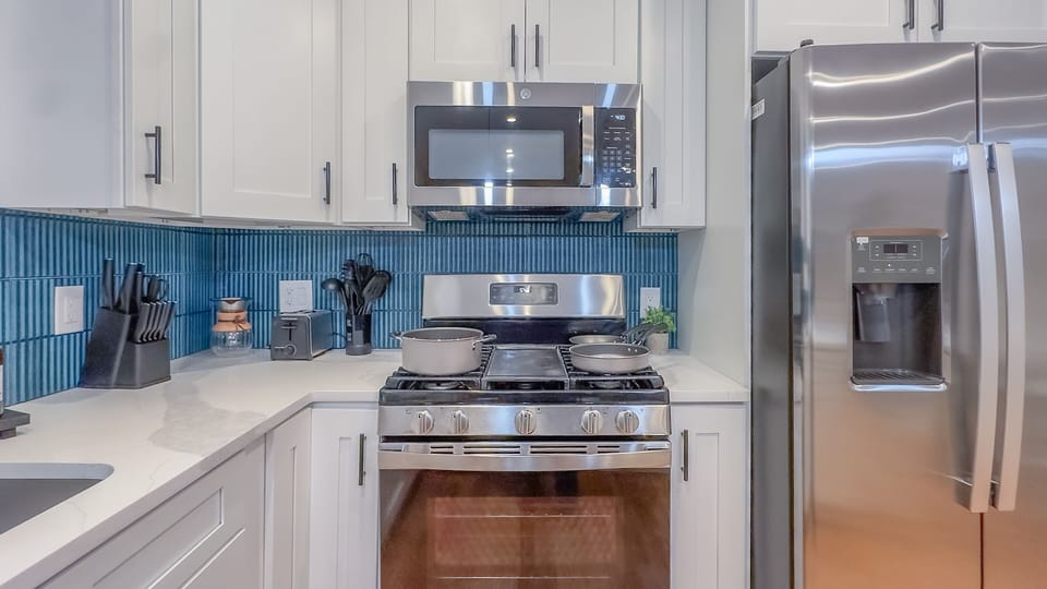 Cook with ease in a bright, modern, fully equipped kitchen.