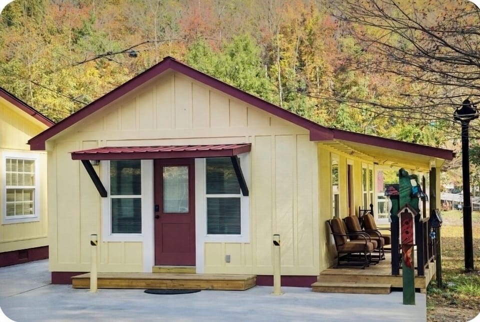 Chattahoochee Bungalow - Downtown Helen at Chattahoochee River