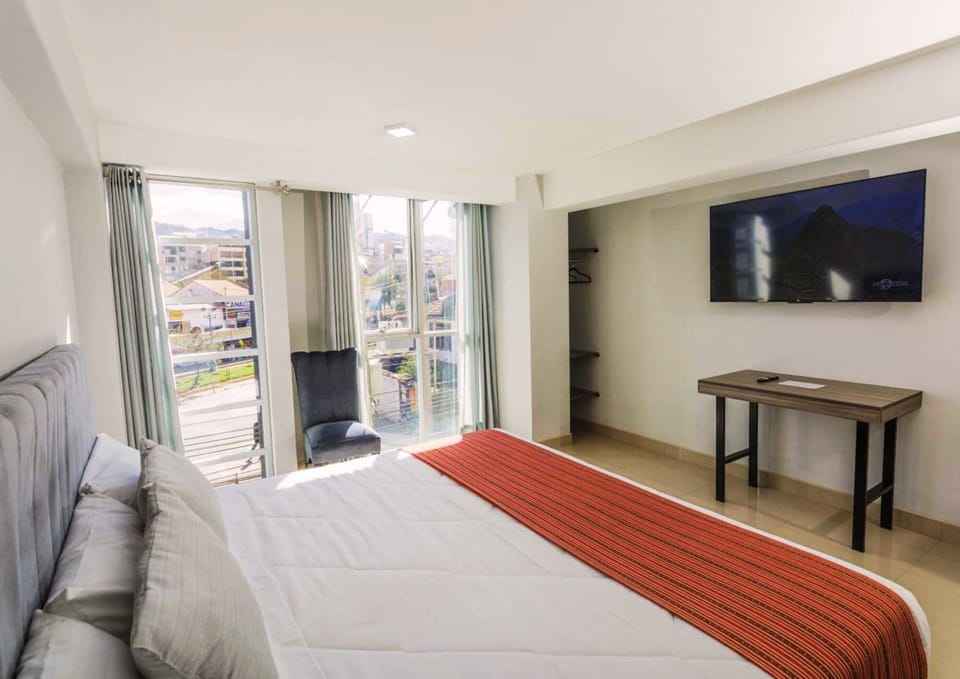 Standard Room, 1 Double Bed | Hypo-allergenic bedding, down comforters, desk, laptop workspace