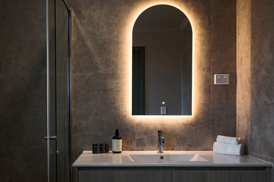 Deluxe Queen Room | Bathroom | Free toiletries, towels, soap, shampoo