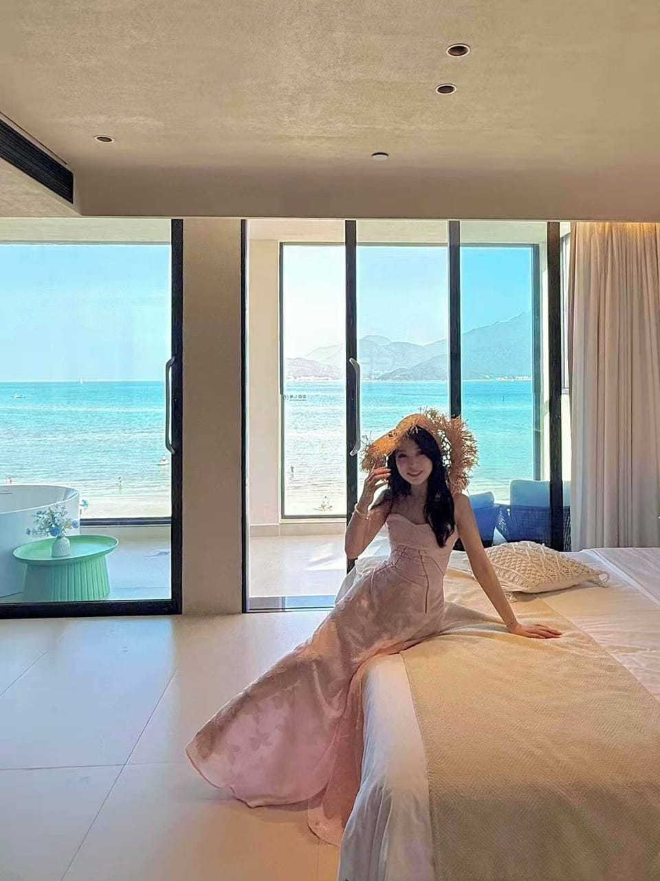 Romantic Twin Room | Minibar (free items), desk, blackout drapes, WiFi (free)