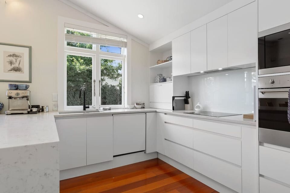 Modern, fully equipped kitchen