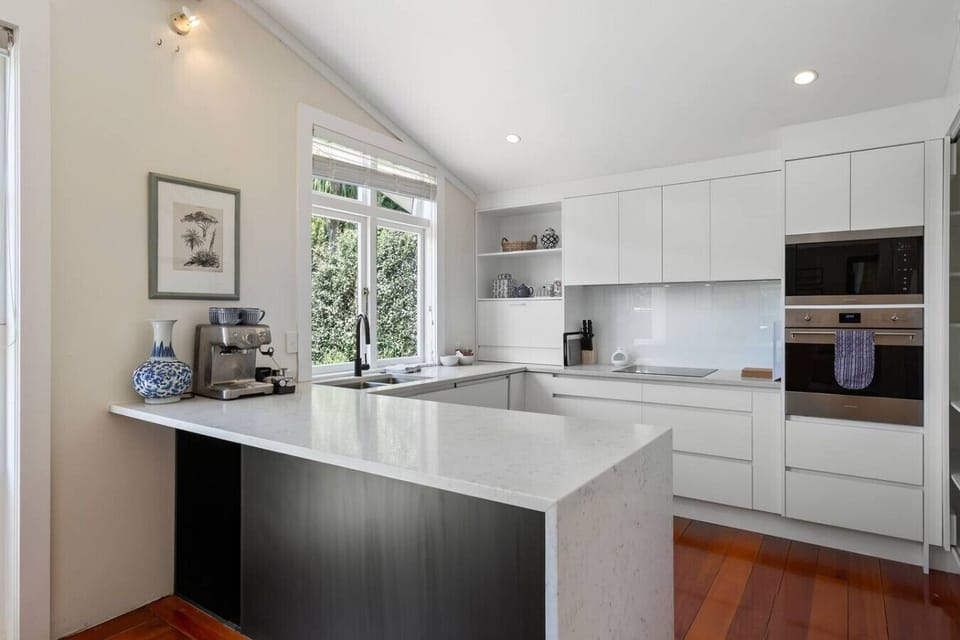 Modern, fully equipped kitchen