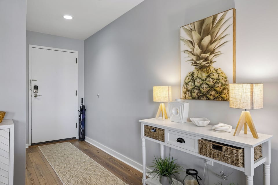 Front foyer of 7112 Harbourside I
