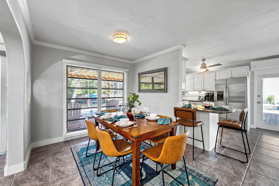 With two extra bar stools beside the dining area, there's plenty of seating for everyone!
