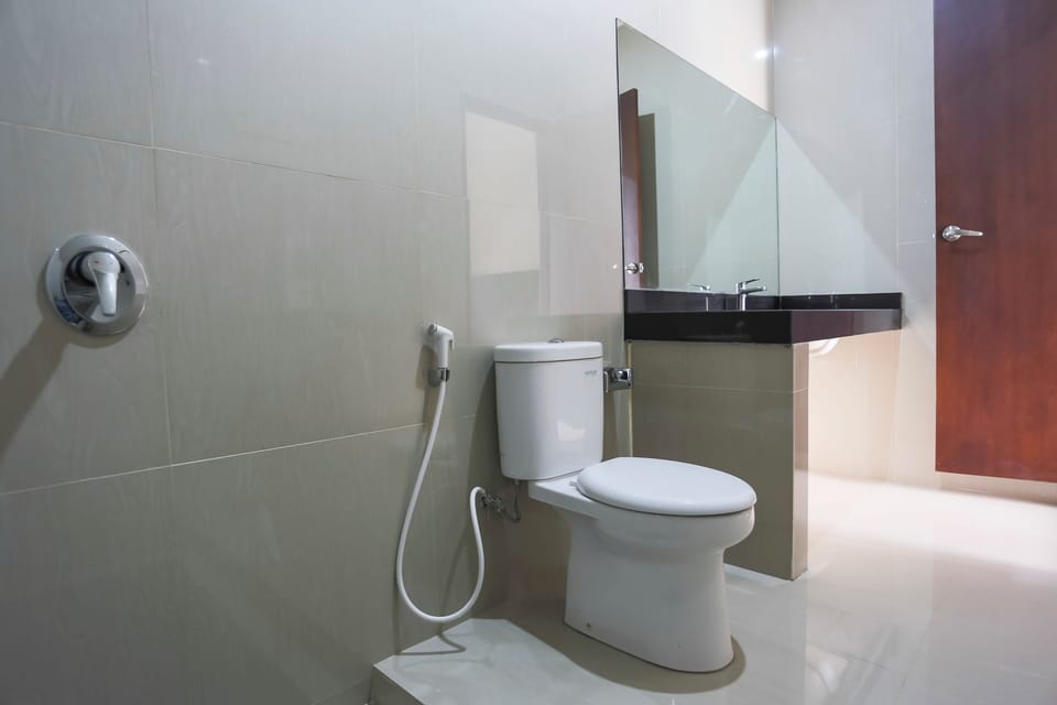 Room, 1 Queen Bed | Bathroom