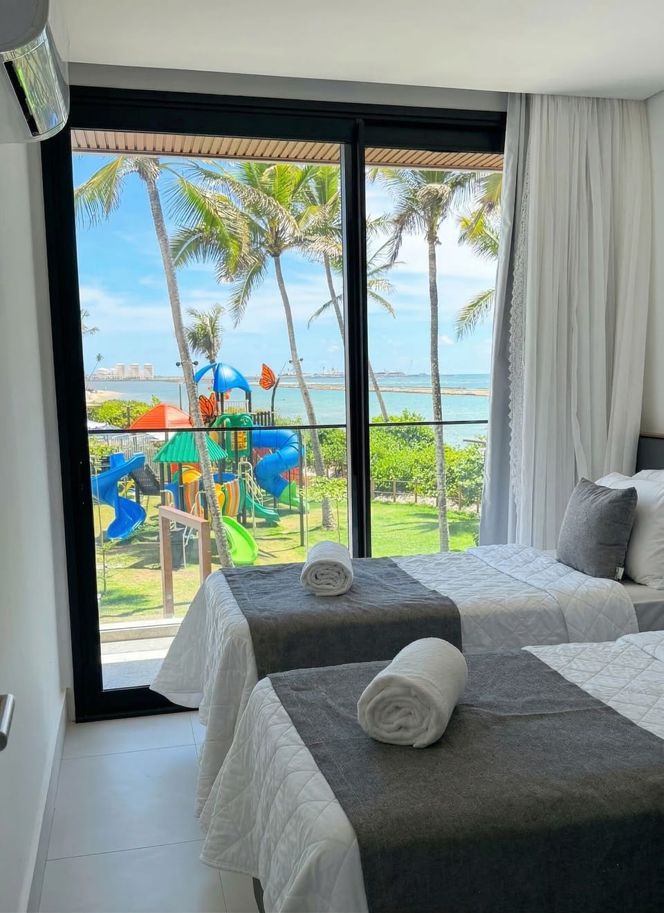 Apartamento panorâmico, 2 quartos, frente para o mar | Premium bedding, laptop workspace, cribs (free), WiFi (free)