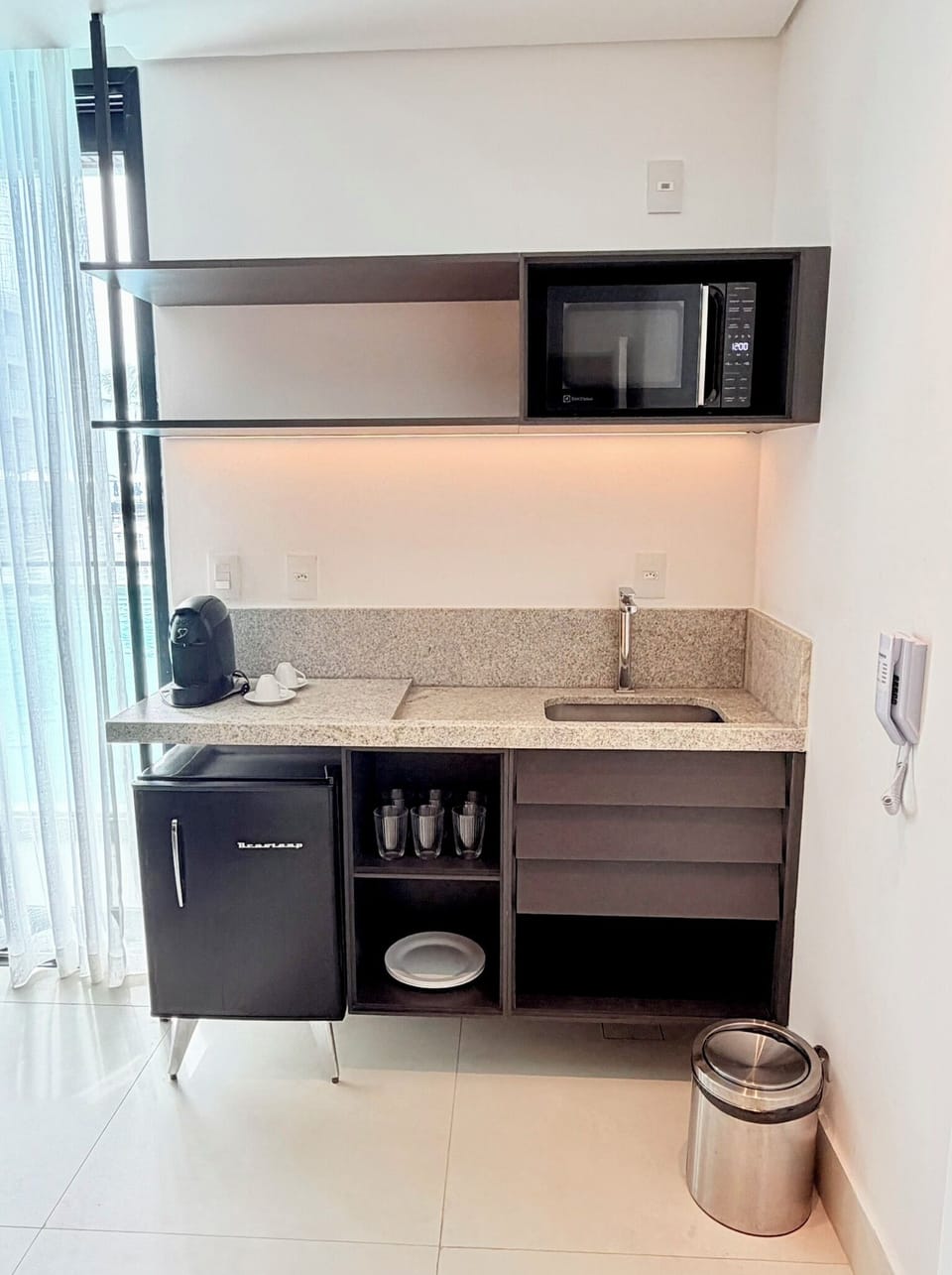 Apartamento premium, 2 quartos, acesso à piscina, frente para o mar | Private kitchen | Mini-fridge, microwave, highchair, cookware/dishes/utensils