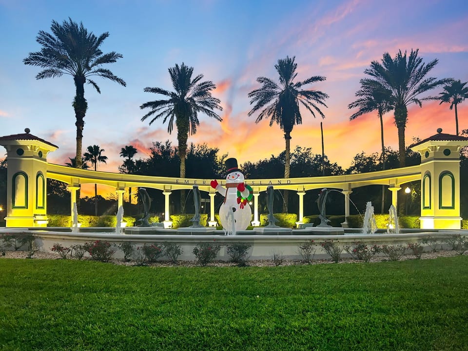 Emerald Island’s grand entrance glows with holiday décor, fountains, and palm trees—creating a magical welcome for your stay. Minutes from Disney, this gated resort is stunning during the season. Holiday dates fill fast—book your stay now!