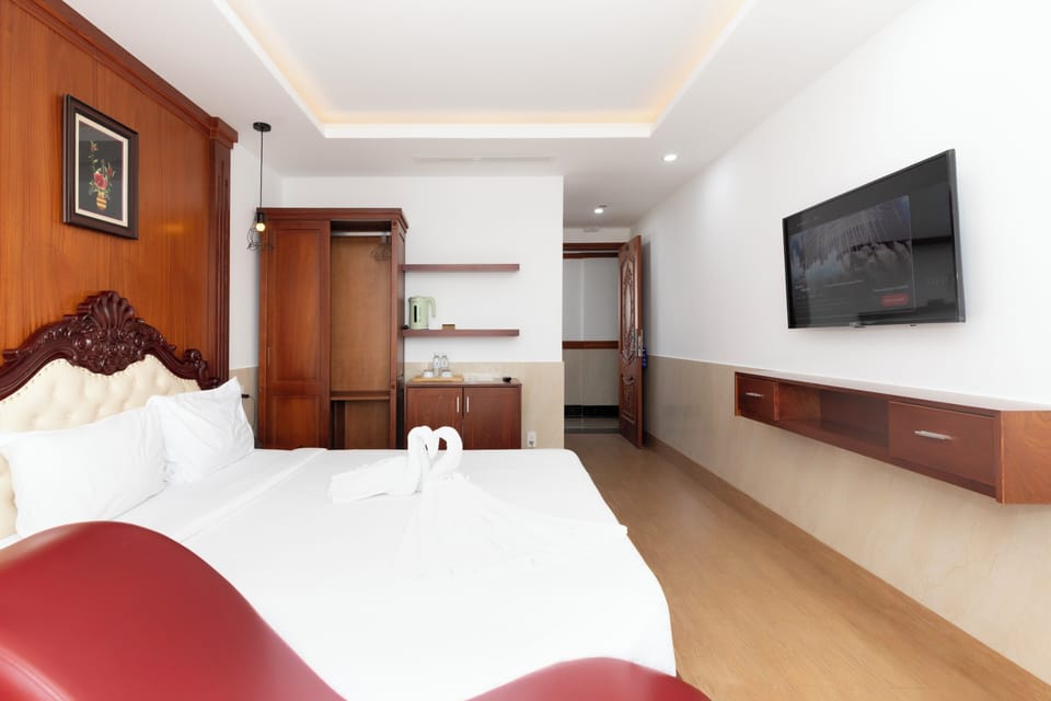 Premier Double Room | Desk, laptop workspace, WiFi (free), bed sheets
